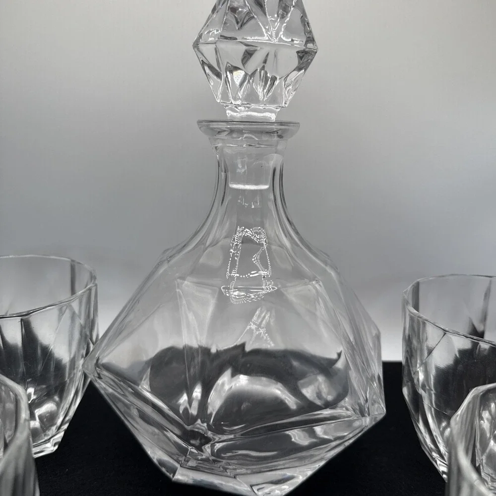 Finedine 6 Pieces Set In Luxury Gift Box Decanter W/ Lid And 4 Whiskey Glasses